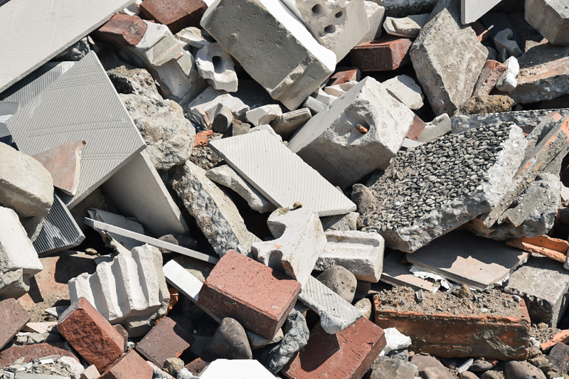 Recycling von Baurestmassen aus mineralischem Bauschutt wie Ziegeln, Ziegelbruch etc.