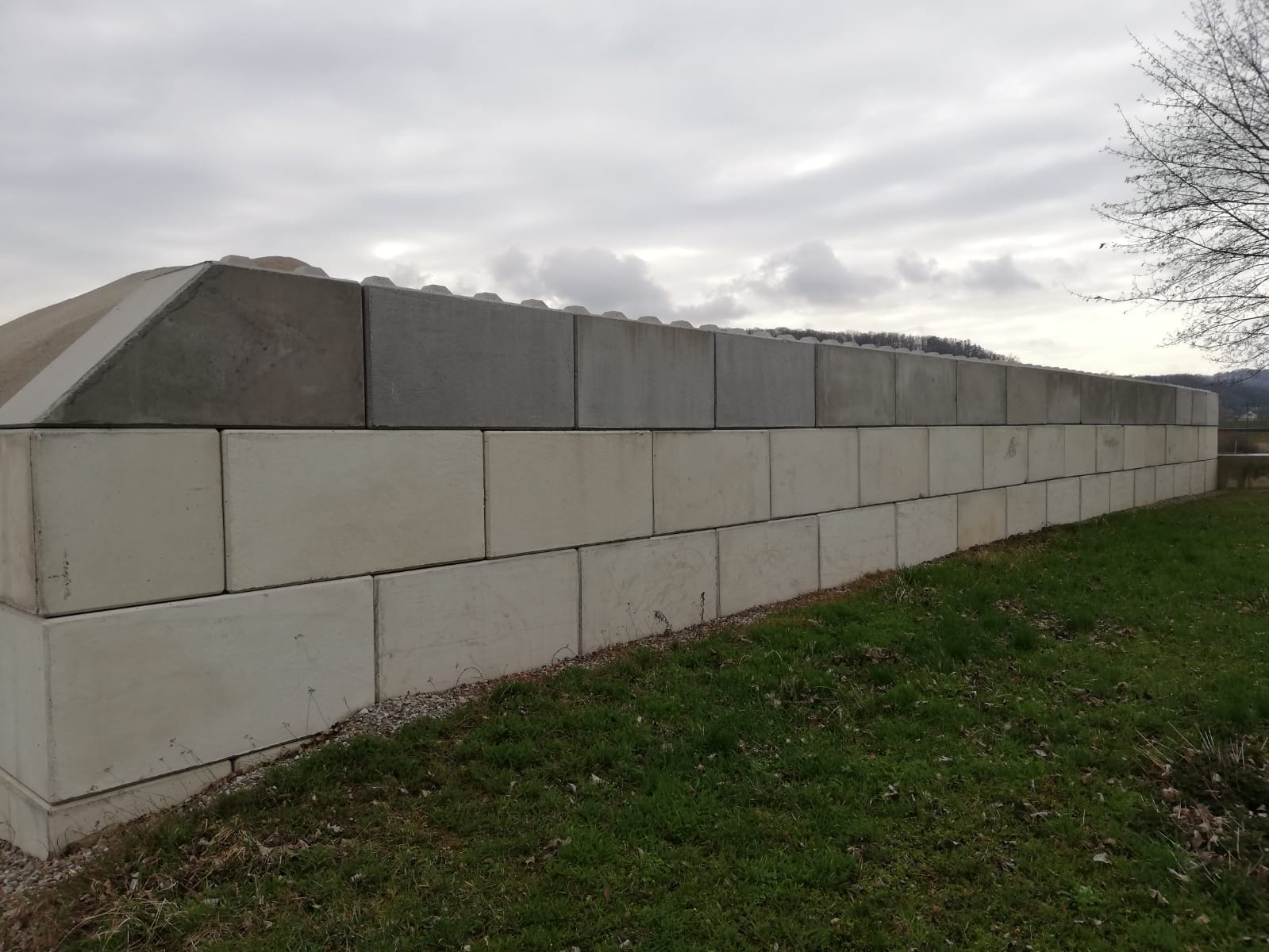 Wand zur Abgrenzung und zum Schutz - Lasselsberger Betonblöcke