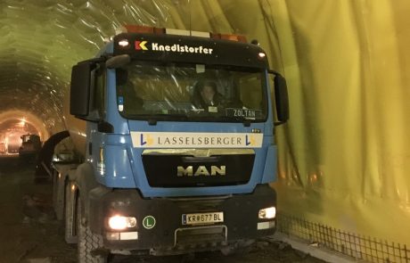 Lasselsberger Mischwagen mit Spritzbeton für den Tunnel Dürnstein