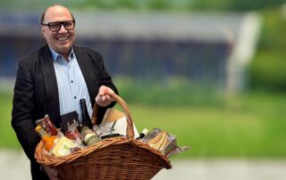 Anton Lasselsberger bei Gesehenkübernahme zum Geburtstag und zur Pensionierung