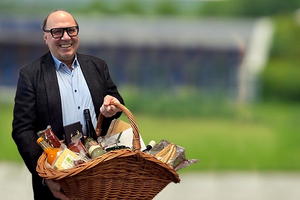 Anton Lasselsberger bei Gesehenkübernahme zum Geburtstag und zur Pensionierung